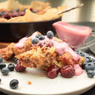 Vegan Bread Pudding with forest berries Kirschenmichel budinca de paine