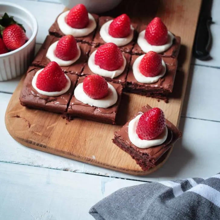 Vegan Christmas Brownies with chocolate and strawberries negrese cu capsuni