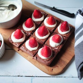 Vegan Christmas Brownies with strawberries negrese cu capsuni