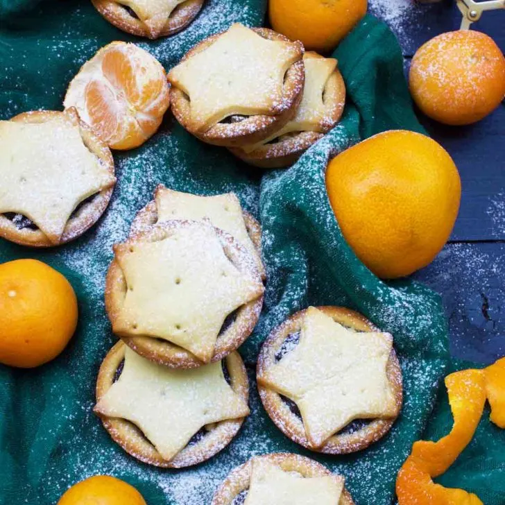 Vegan Mince Pies powdered sugar placintele cu fructe uscate