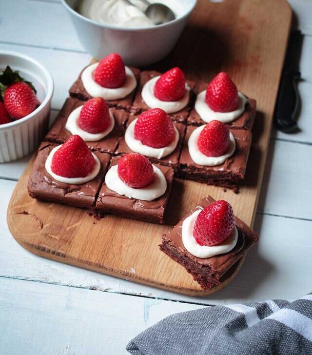 Vegan Christmas Brownies with chocolate and strawberries negrese cu capsuni