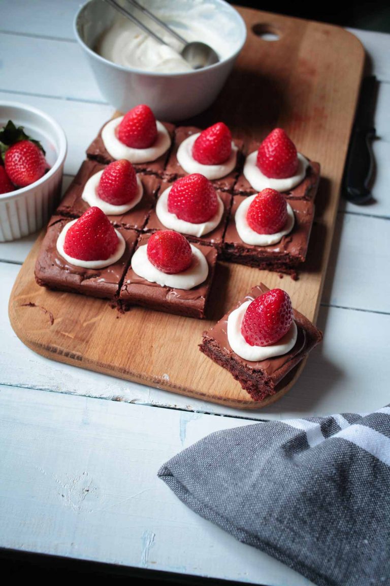 Vegan Christmas Brownies with chocolate and strawberries negrese cu capsuni