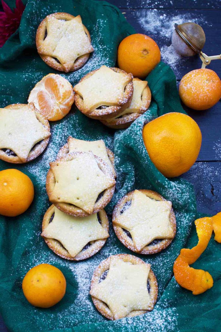 Vegan Mince Pies powdered sugar placintele cu fructe uscate