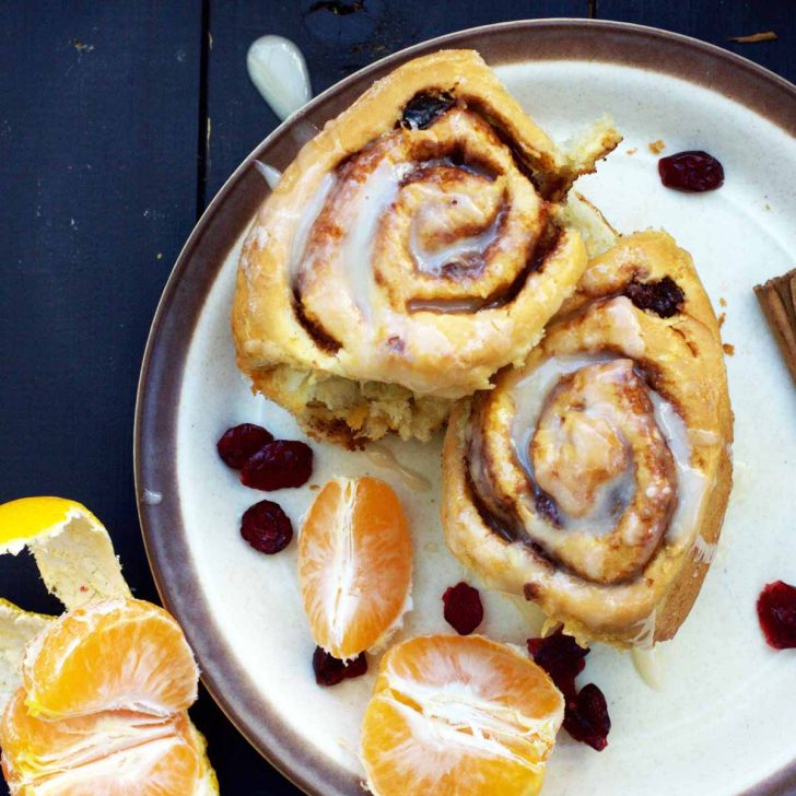 Vegan Cinnamon Rolls plate rulouri cu scortisoara