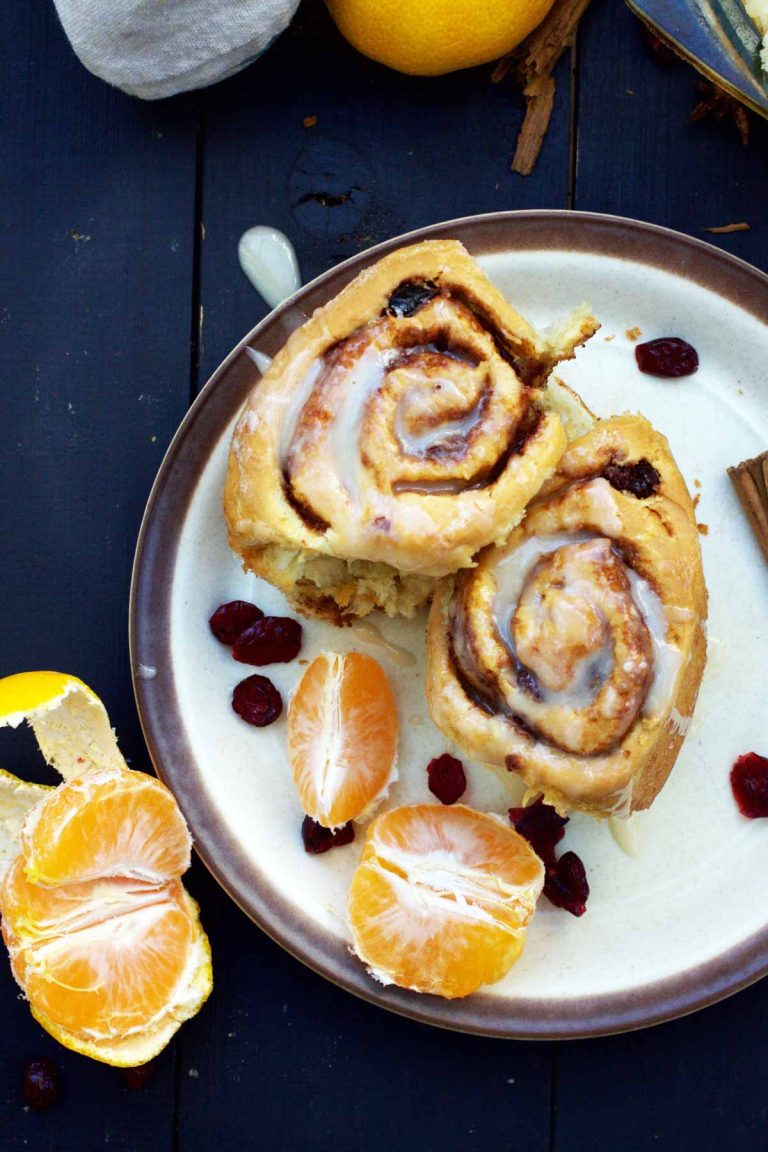 Vegan Cinnamon Rolls plate rulouri cu scortisoara