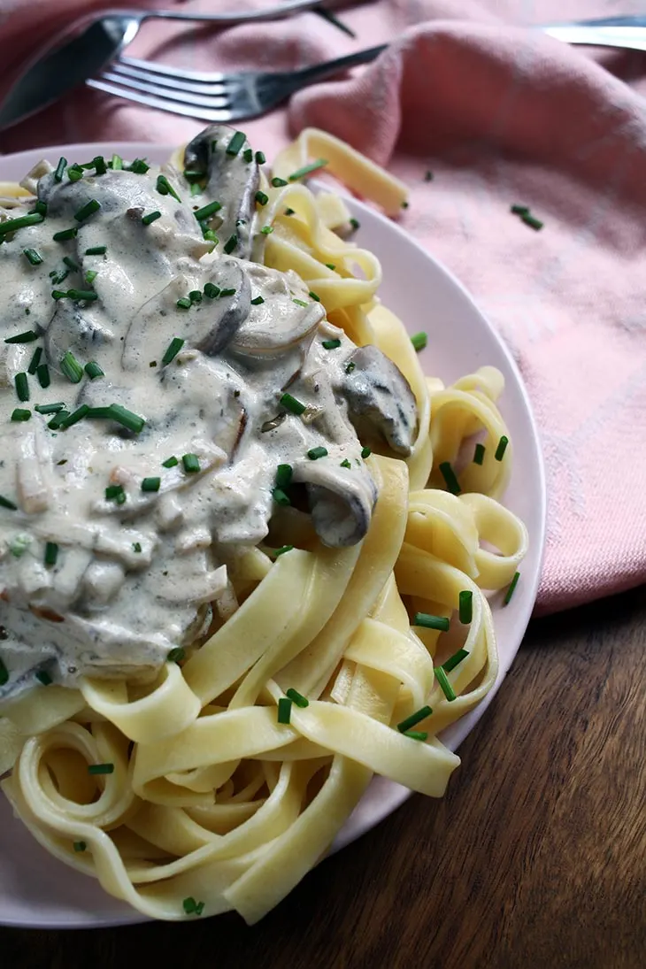 Stroganoff de ciuperci vegetarian cu paste