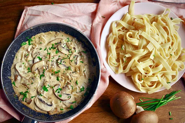 Mushroom Stroganoff Pasta stroganoff de ciuperci cu paste