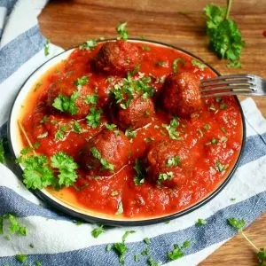 Black Bean Meatballs in Roasted Tomato and Pepper Sauce chiftelute de fasole neagra in sos tomat