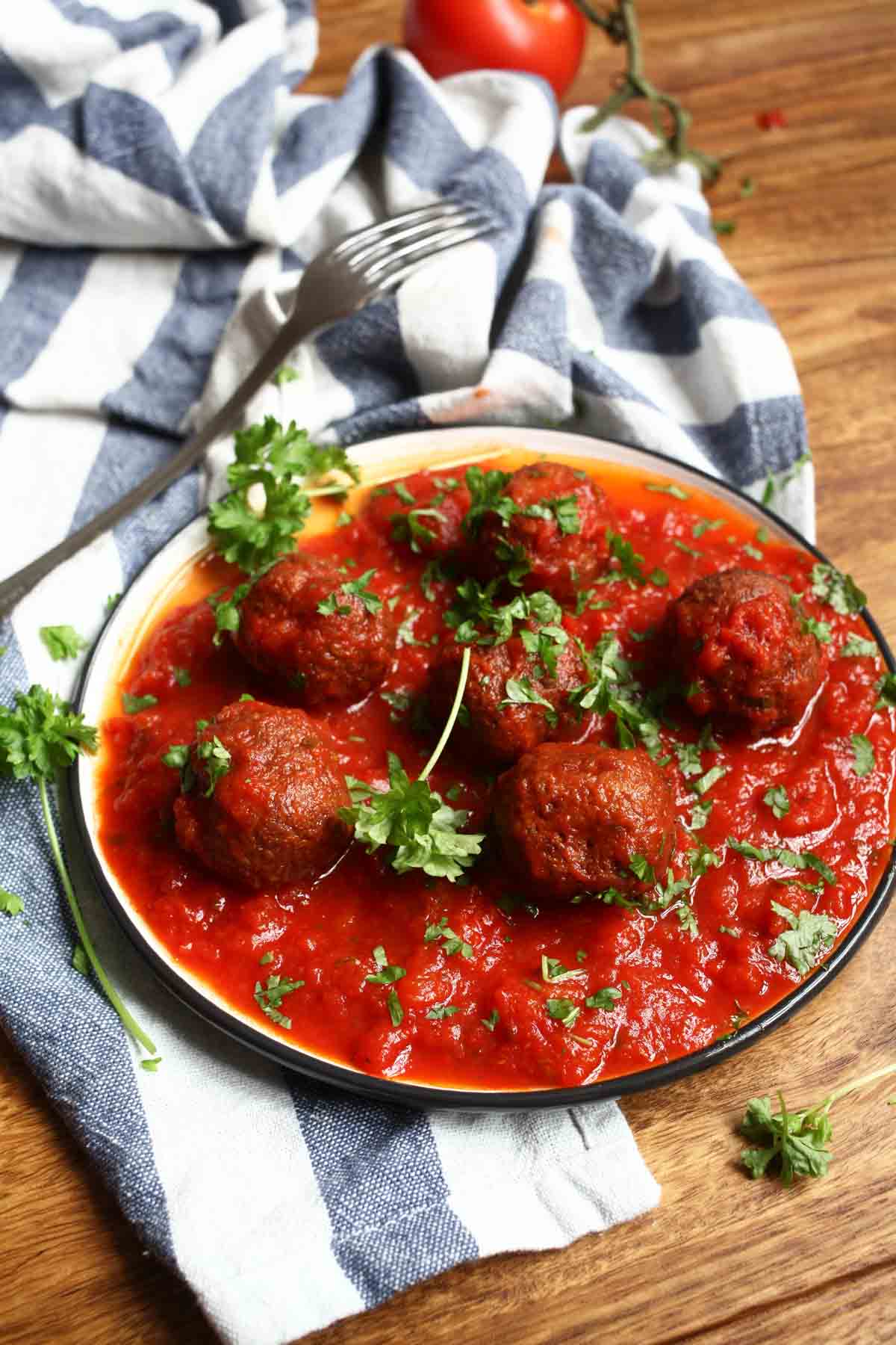 Black Bean Meatballs in Roasted Tomato and Pepper Sauce chiftelute de fasole neagra