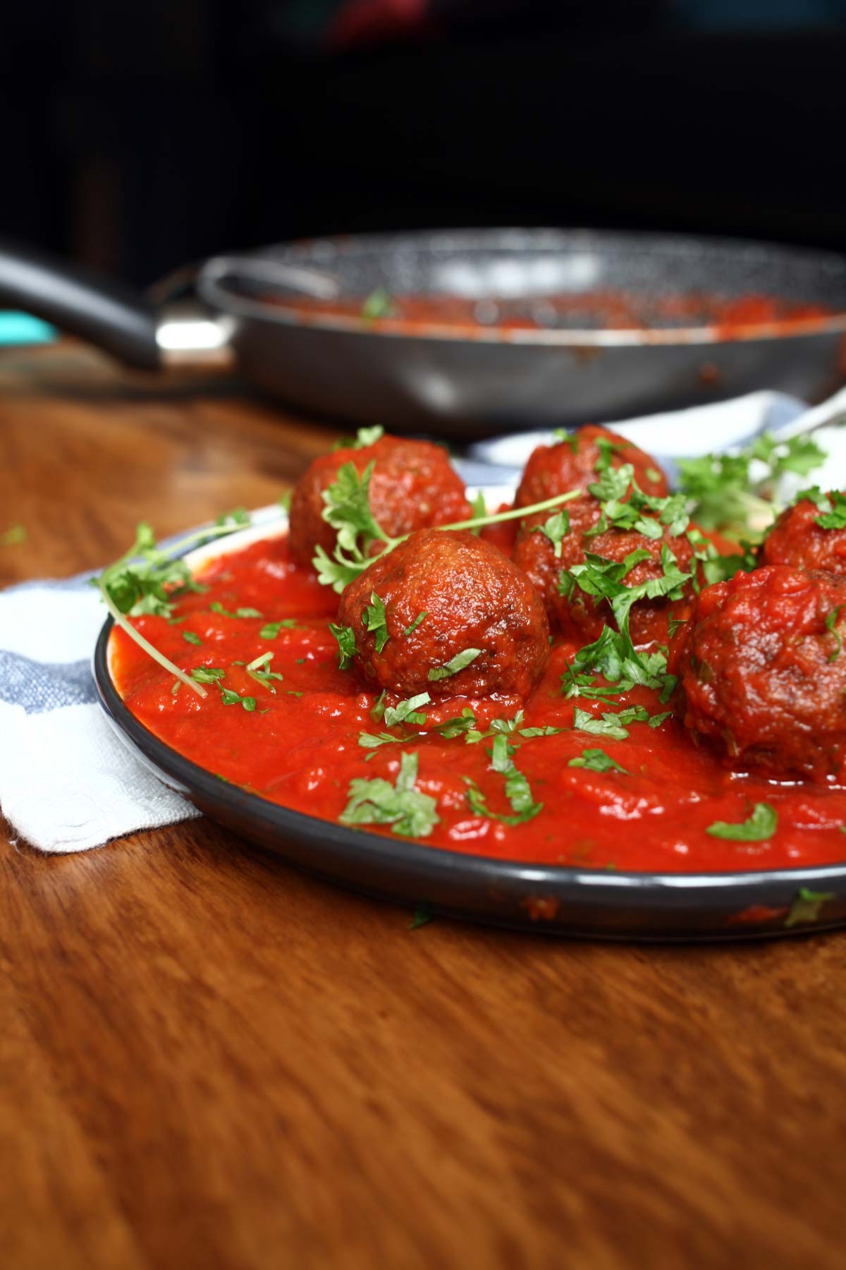 Healthy Black Bean Meatballs in Roasted Tomato and Pepper Sauce chiftelute de fasole neagra in sos de rosii