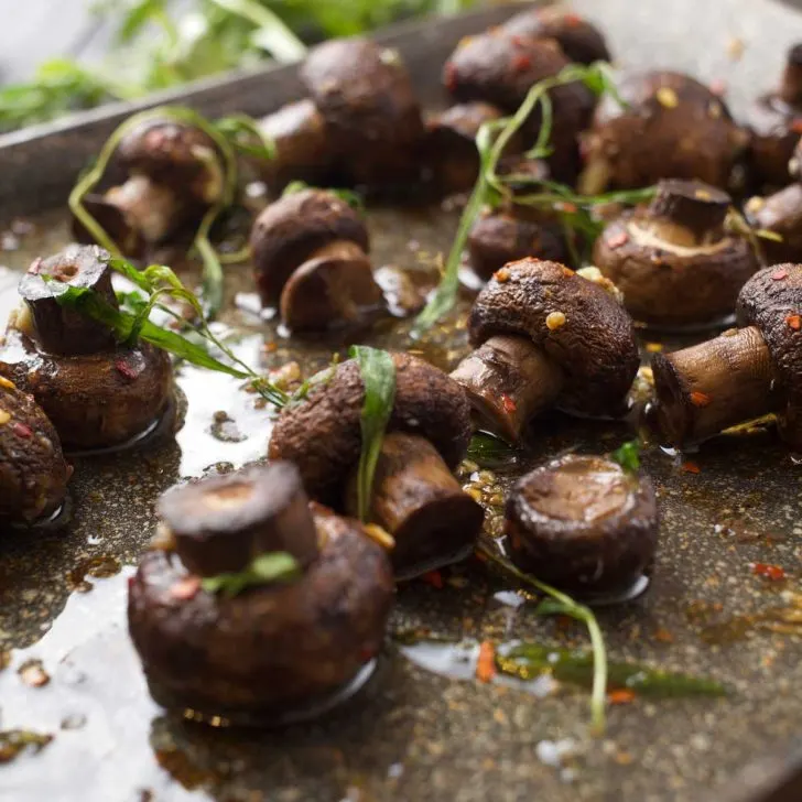 Perfect Roasted Garlic Mushrooms sheet pan ciuperci la cuptor