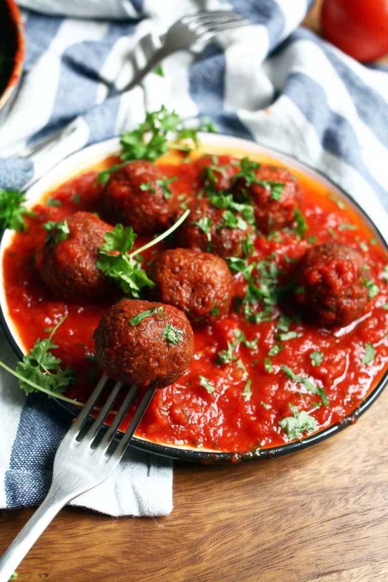 Black Bean Meatballs in Sauce chiftelute de fasole neagra in sos tomat