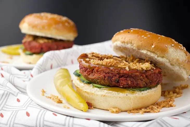 Burger vegan cu sfecla