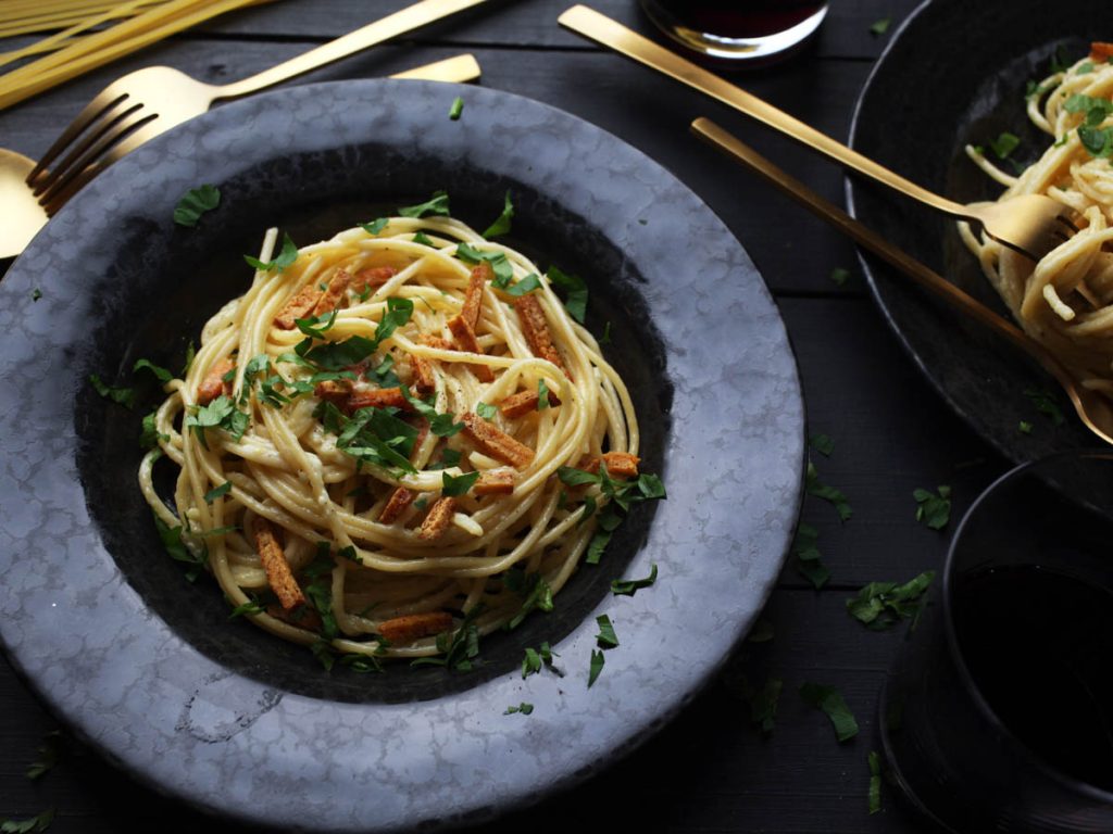 Vegan Carbonara paste carbonara cu tofu afumat