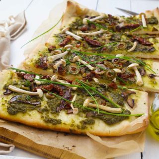 homemade mushroom pizza cu ciuperci