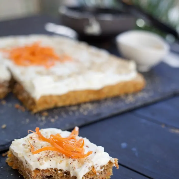 Vegan Carrot Cake with Frosting tort de morcovi