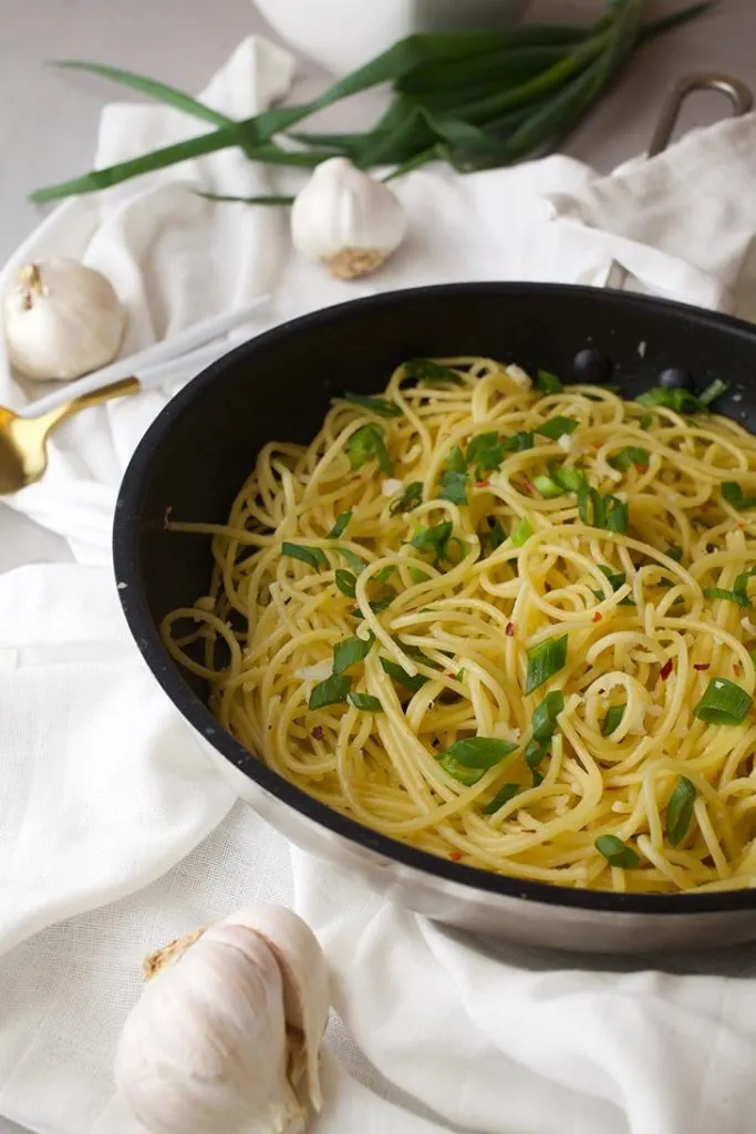 asian garlic noodles taitei cu usturoi