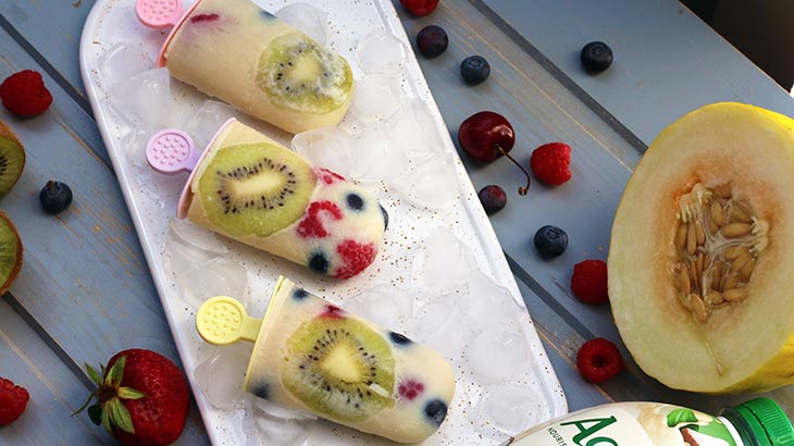 vegan popsicles with fruits and coconut