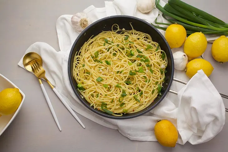 vegan garlic noodles taitei cu usturoi