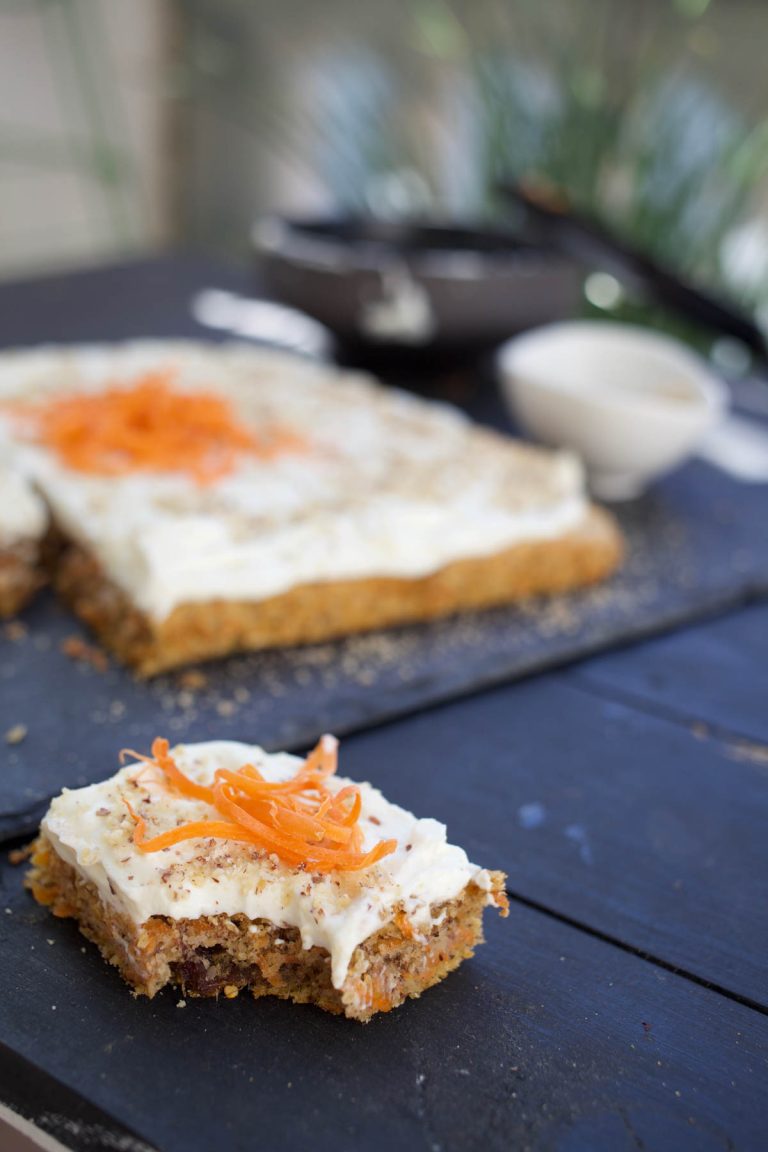 Vegan Carrot Cake with Frosting tort de morcovi