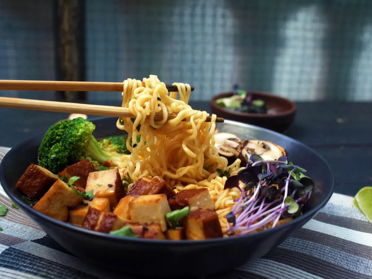 ramen vegan cu tofu