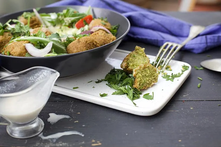 salata din Falafel din quinoa cu sos