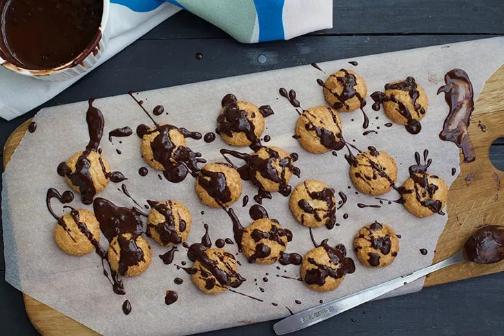 Vegan Macaroons with Chocolate