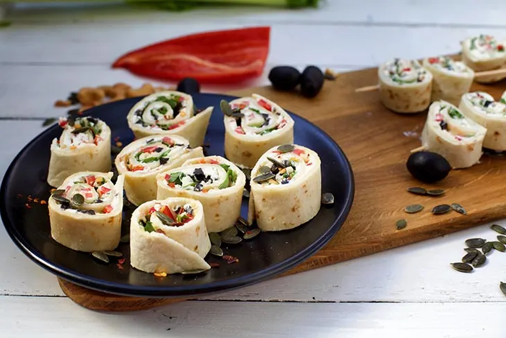 Vegan tortilla roll ups Rulouri aperitiv