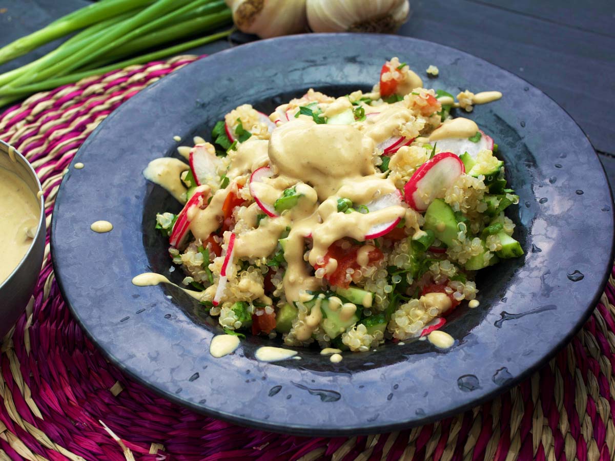 salata cu quinoa si legume