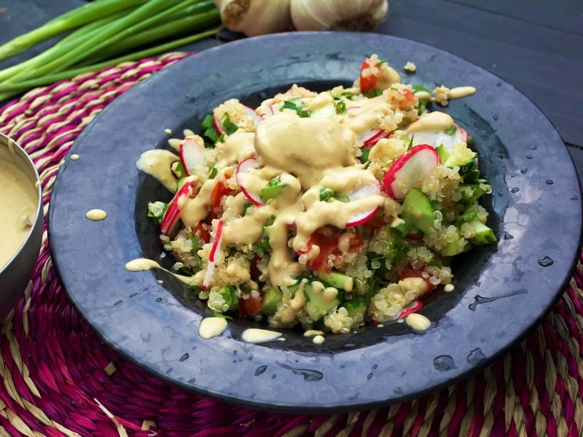 salata cu quinoa si legume