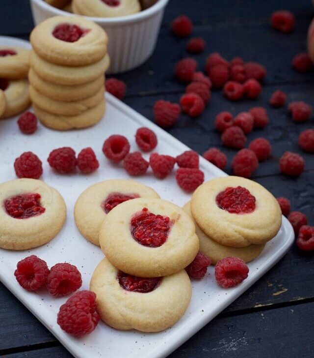 Raspberry Vegan Thumbprint Cookies biscuiti cu gem