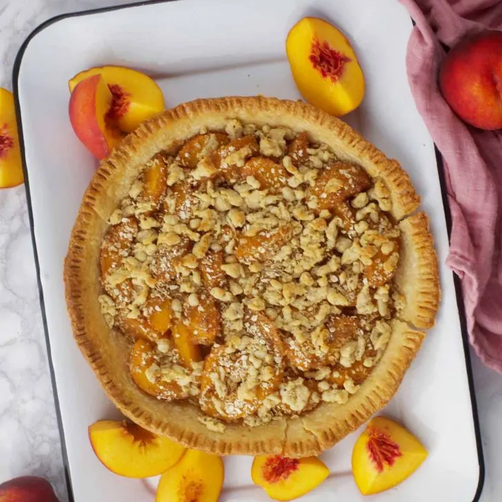 Peach Crumble Pie prajitura cu piersici