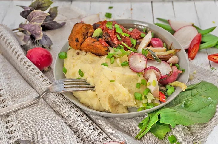 Bol cu piure de cartofi si legume vegetarian