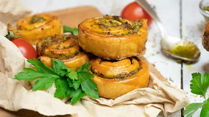 Vegan Pesto Pinwheels rulouri cu pesto pateuri foietaj