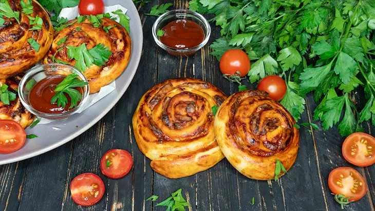 Vegan Pizza Pinwheels baked rulouri pizza