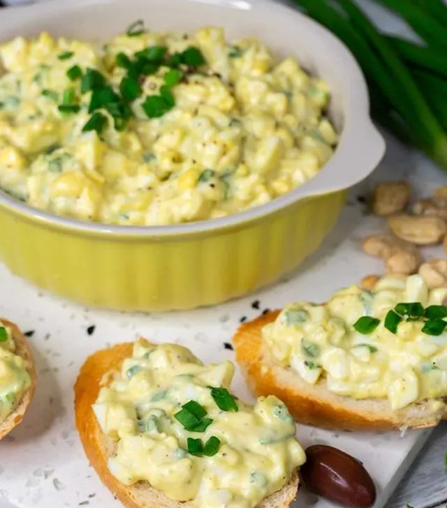 cropped-Vegan-Egg-Salad-on-toast.jpg