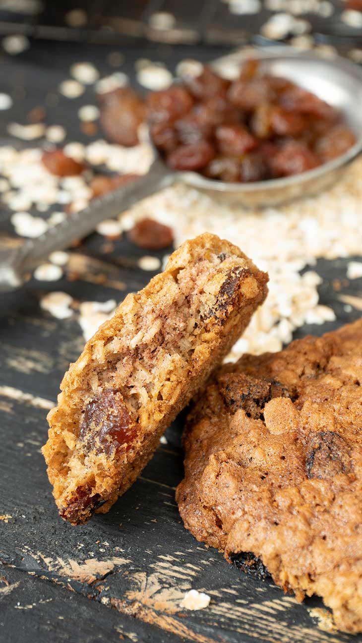 Easy Vegan oatmeal cookies with raisins