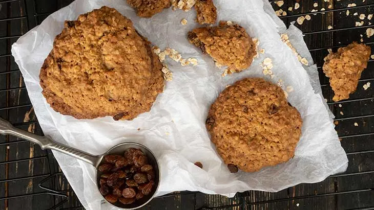 Vegan oatmeal cookies at home