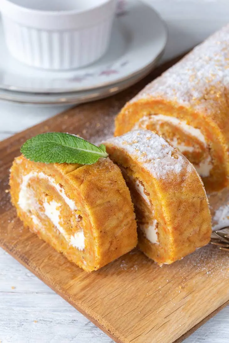 Carrot Cake Swiss Roll Rulada cu morcovi