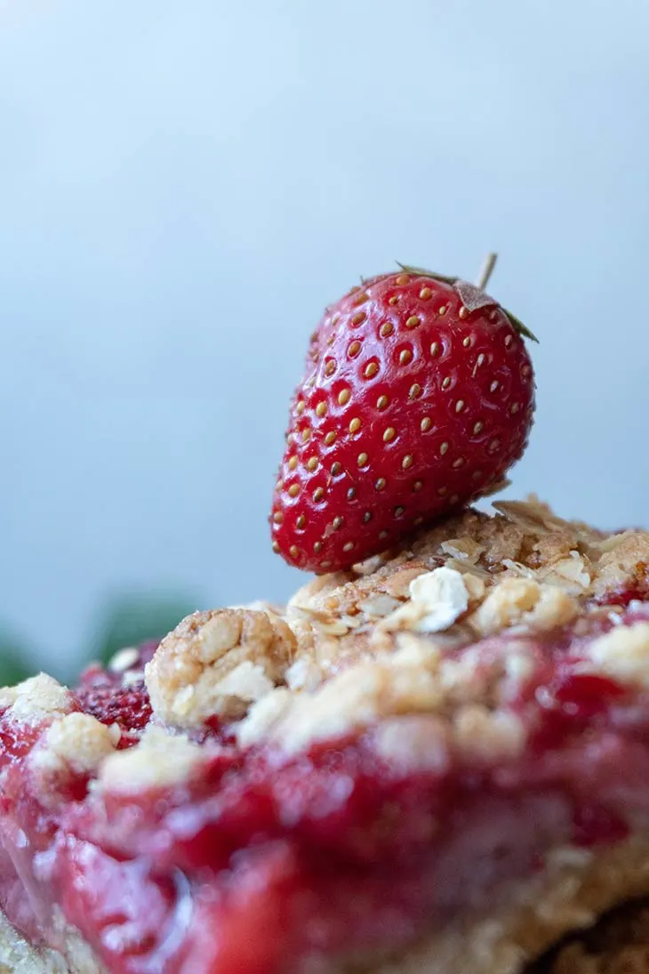 easy Strawberry Crumb Bars 