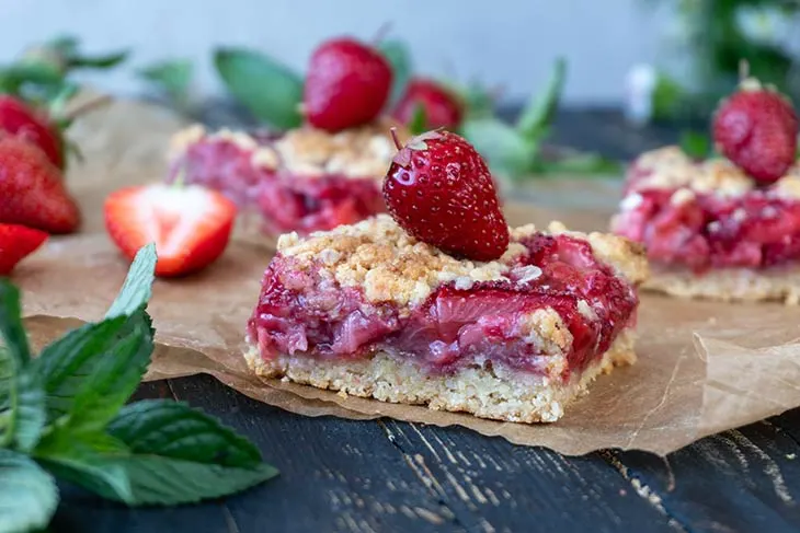 Strawberry Crumb Bars recipe Prajitura cu capsuni