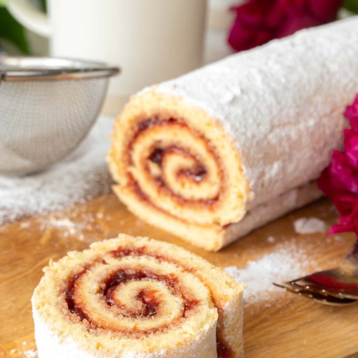 Vanilla Swiss Roll with Jam rulada cu gem