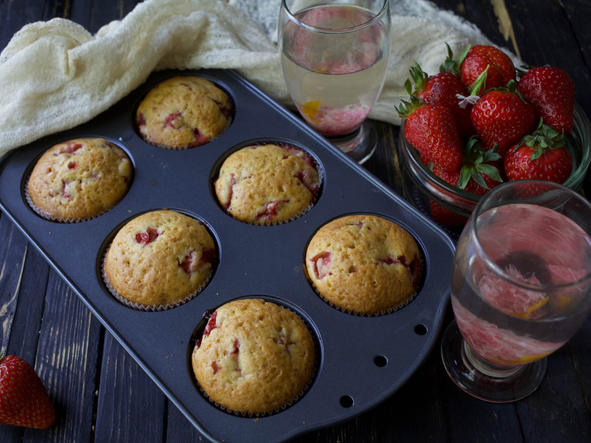 easy vegan strawberry muffins