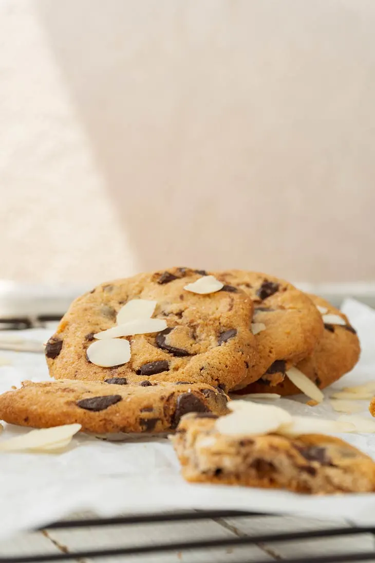 Vegan Almond Cookies with Chocolate 