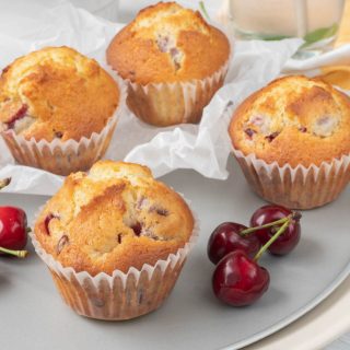 Vegan Cherry Muffins briose de post cu cirese