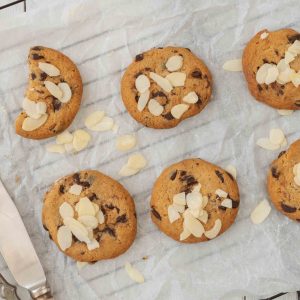 Almond Cookies with Chocolate Chips fursecuri de migdale