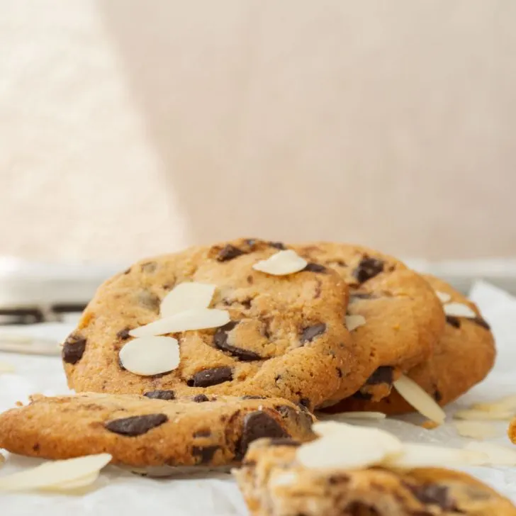 Vegan Almond Cookies with Chocolate Chips fursecuri de migdale