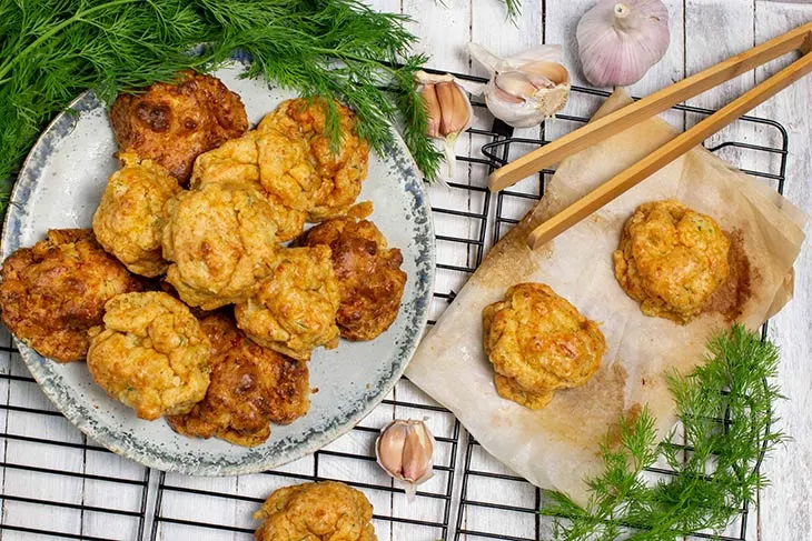 Gluten-Free Vegan Garlic Cheesy Biscuits Biscuiti sarati vegani cu usturoi