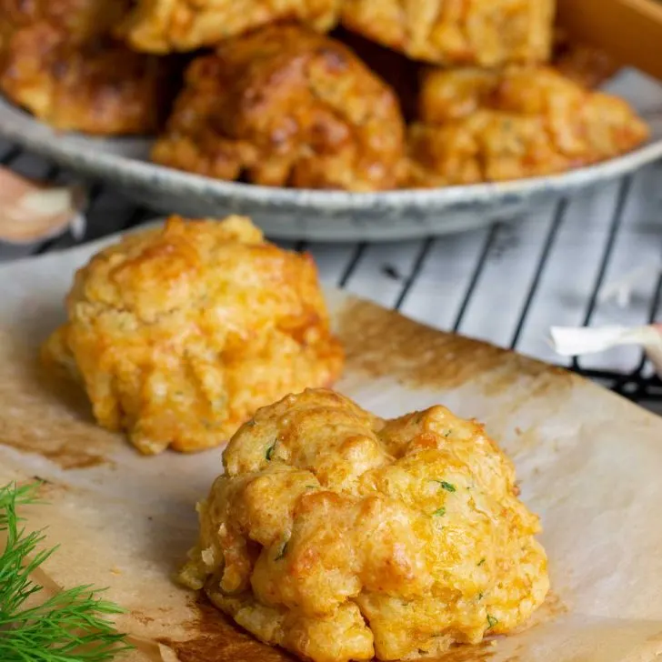 Vegan Garlic Cheesy Biscuits Biscuiti sarati vegani cu usturoi