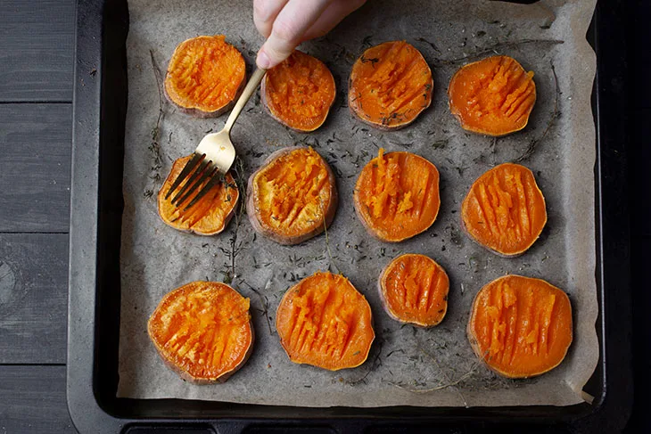 Garlicky Smashed Sweet Potatoes Cartofi dulci la cuptor